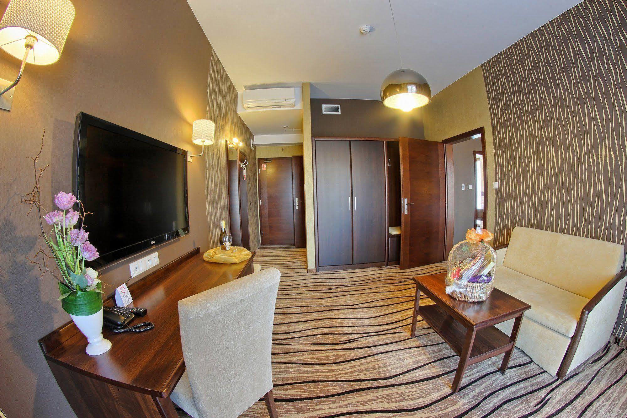 Hotel Arkas Prószków Екстериор снимка