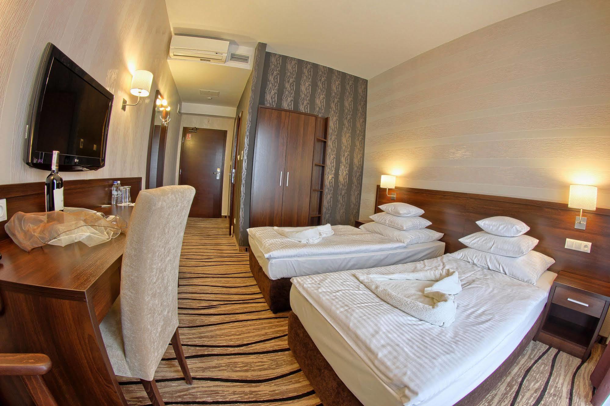 Hotel Arkas Prószków Екстериор снимка