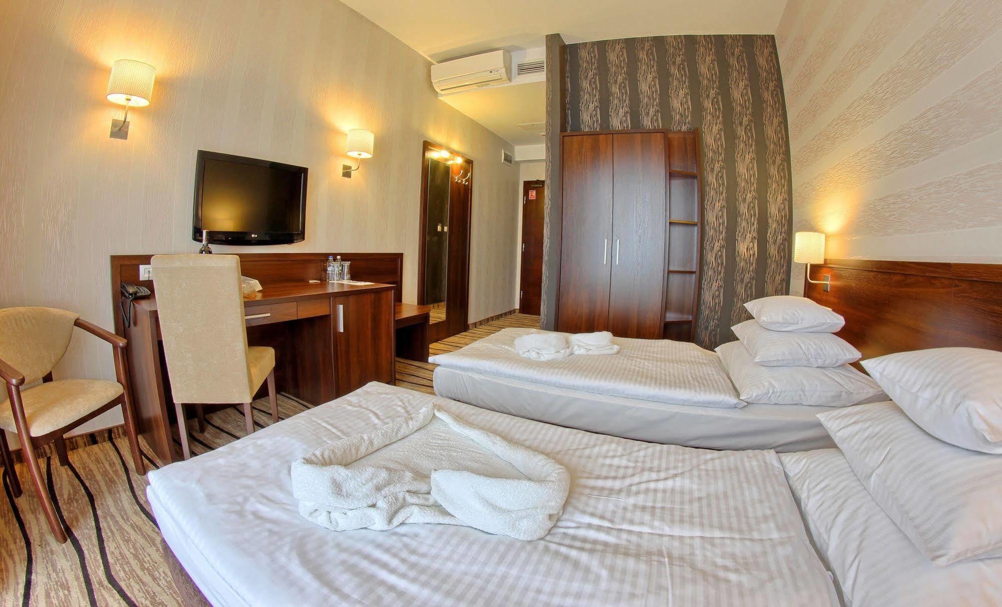Hotel Arkas Prószków Екстериор снимка