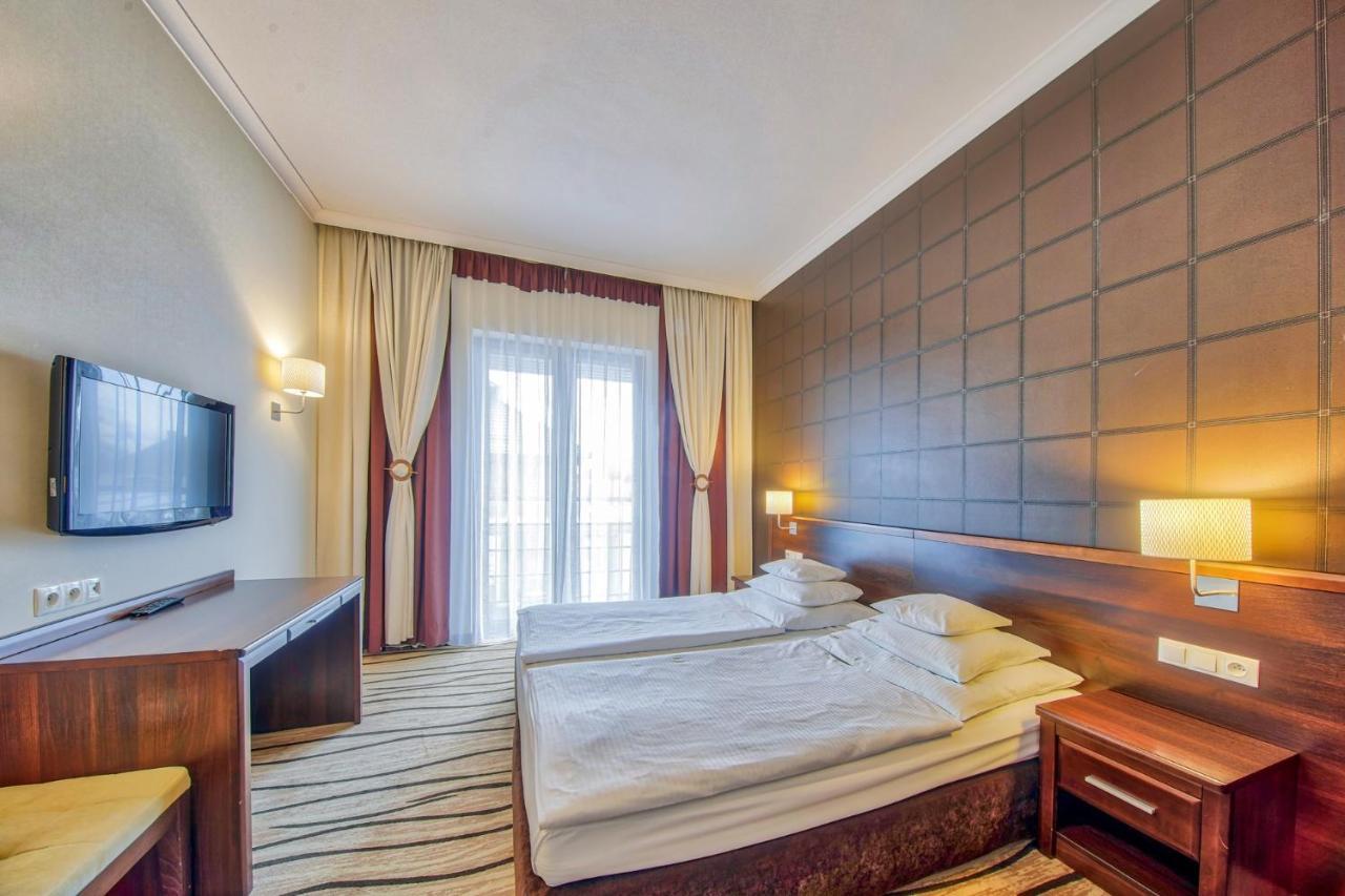 Hotel Arkas Prószków Екстериор снимка